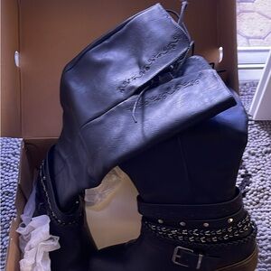 Cloudwalkers Black Boots with Chain Accent